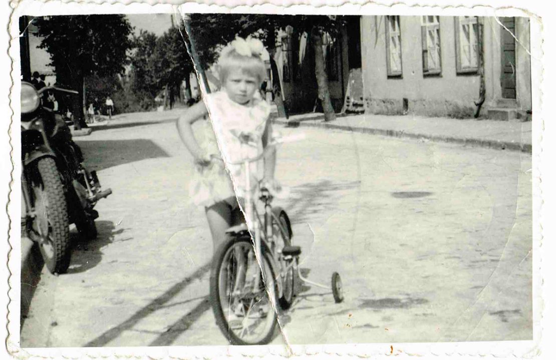 stare zdjęcie przed obróbką cyfrową dziewczynka na rowerze