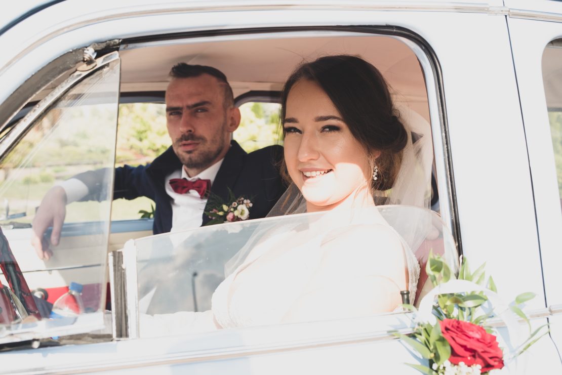 Uśmiechnięta młoda para w samochodzie Warszawa