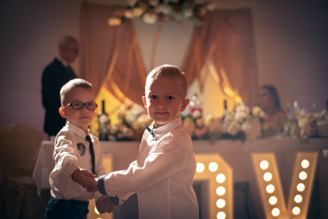 mali chłopcy bawiący się na weselu