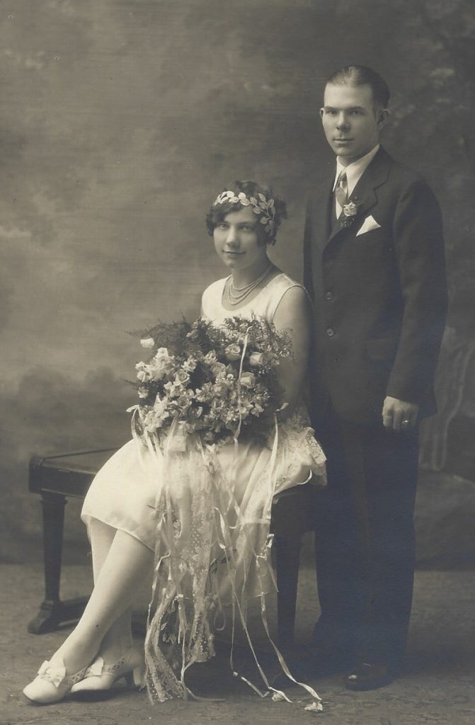 stare zdjęcie młodej pary przed renowacją cyfrową